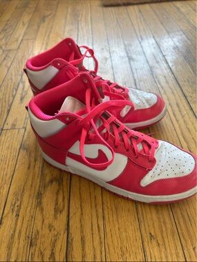 Women’s Pink Nike dunks